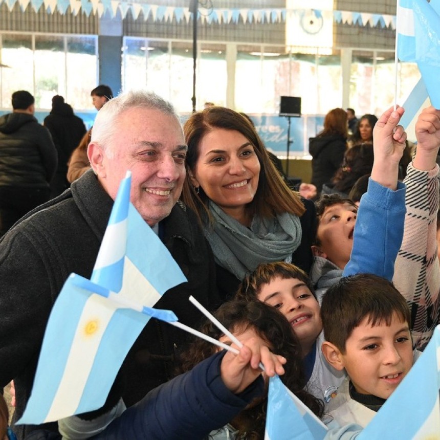 CON LA PARTICIPACI&Oacute;N DE M&Aacute;S DE 100 ALUMNOS Y ALUMNAS DE ESCUELAS ISLE&Ntilde;AS, JULIO ZAMORA ACOMPA&Ntilde;&Oacute; EL ACTO DE PROMESA DE LEALTAD A LA BANDERA NACIONAL