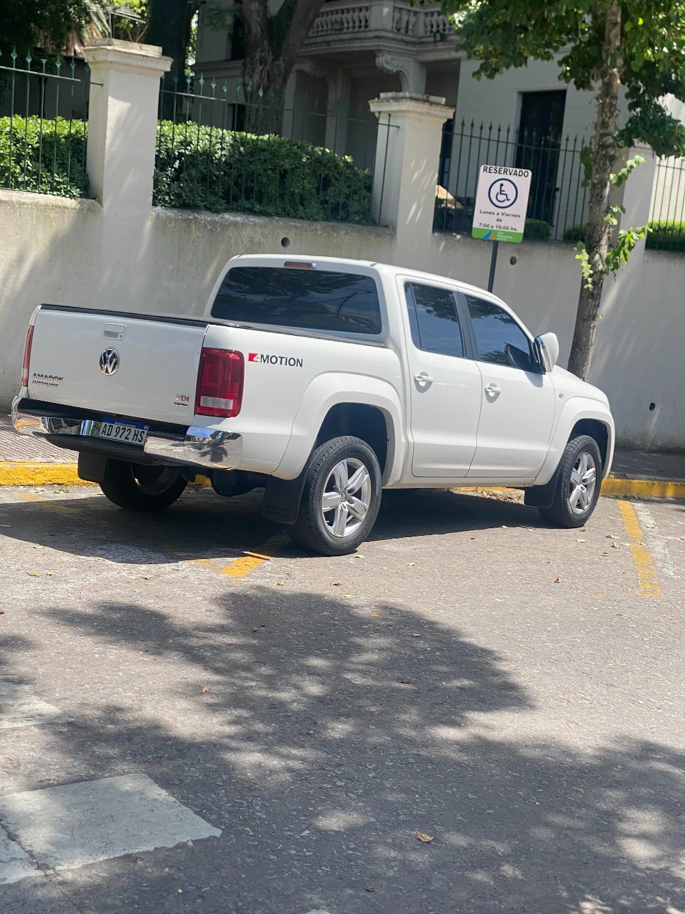 ESTACIONÓ DONDE LE QUEDO COMODO EN UN ESPACIO PARA PERSONAS CON MOVILIDAD RESTRINGIDA