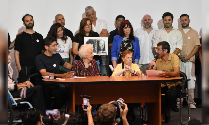 DIRIGENTES Y PARTIDOS POLÍTICOS CELEBRARON LA RECUPERACIÓN DE LA NIETA 139 POR PARTE DE ABUELAS DE PLAZA DE MAYO