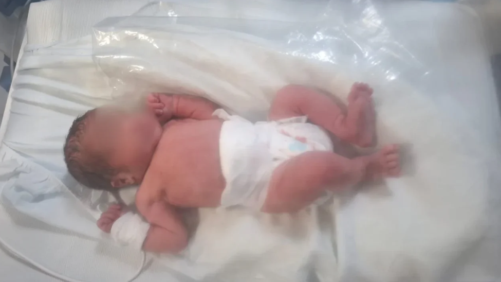  “CON EL CORDÓN UMBILICAL Y BOLSAS ENCIMA”: LA POLICÍA QUE ENCONTRÓ A LA BEBÉ EN EL TACHO