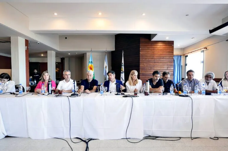 KICILLOF REÚNE SU NÚCLEO DURO EN GESELL, CON LA PELEA CONTRA MÁXIMO EN EL PJ AL TOPE DE LA AGENDA