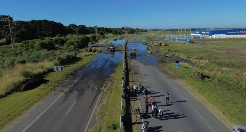 DERRAME CLOACAL EN LA RUTA 11 EN CARREFOUR: CORTE TOTAL ENTRE PINAMAR Y OSTENDE POR UN GRAVE DESBORDE