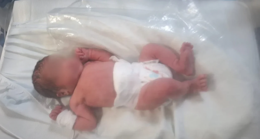  “CON EL CORDÓN UMBILICAL Y BOLSAS ENCIMA”: LA POLICÍA QUE ENCONTRÓ A LA BEBÉ EN EL TACHO