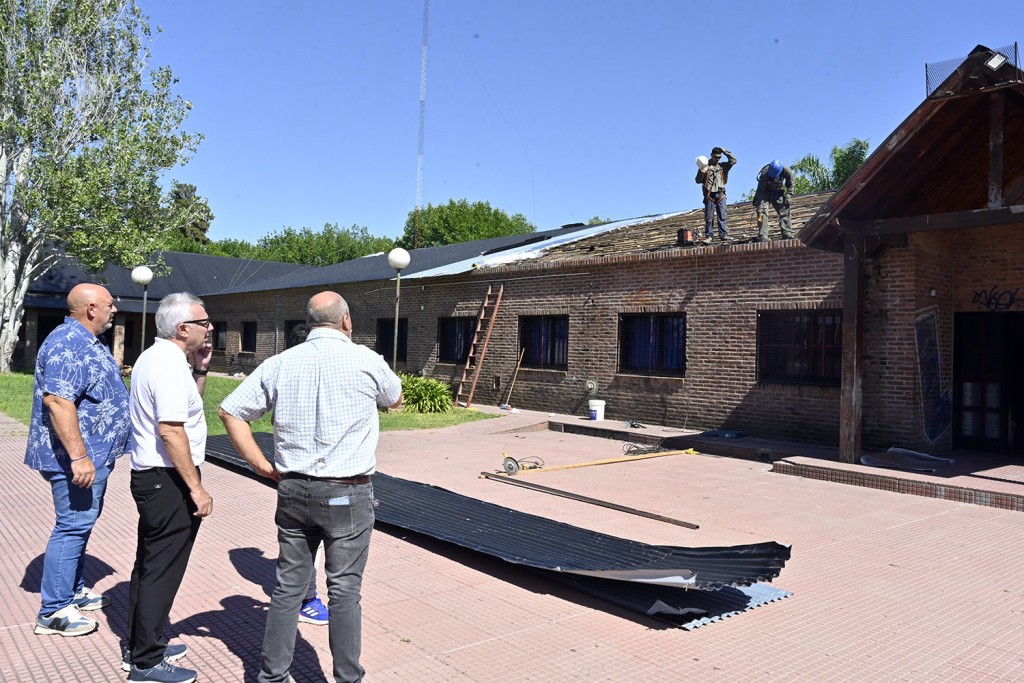 JULIO ZAMORA MONITOREÓ LOS TRABAJOS DE RECONSTRUCCIÓN DEL TECHO EN LA ESCUELA SECUNDARIA N° 4