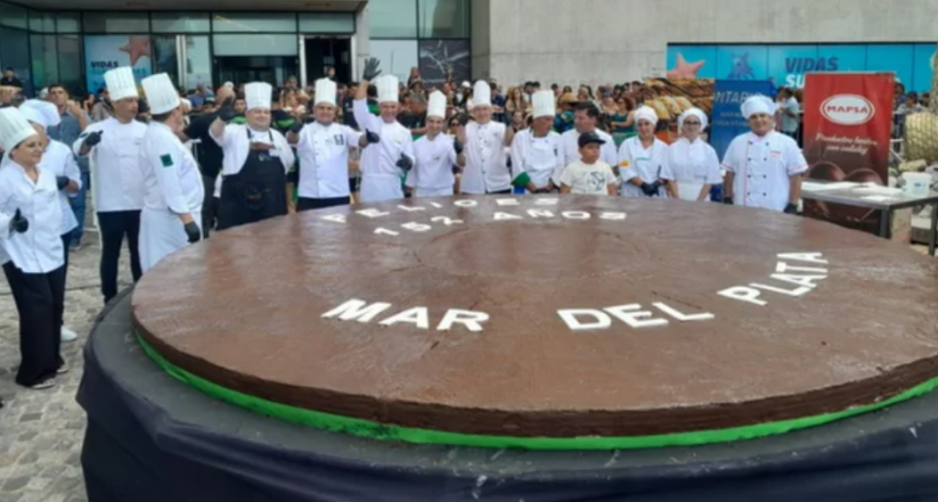 LOCURA POR EL ALFAJOR GIGANTE EN MAR DEL PLATA: PESÓ MÁS DE 700 KILOS Y VAN POR EL RÉCORD GUINNESS