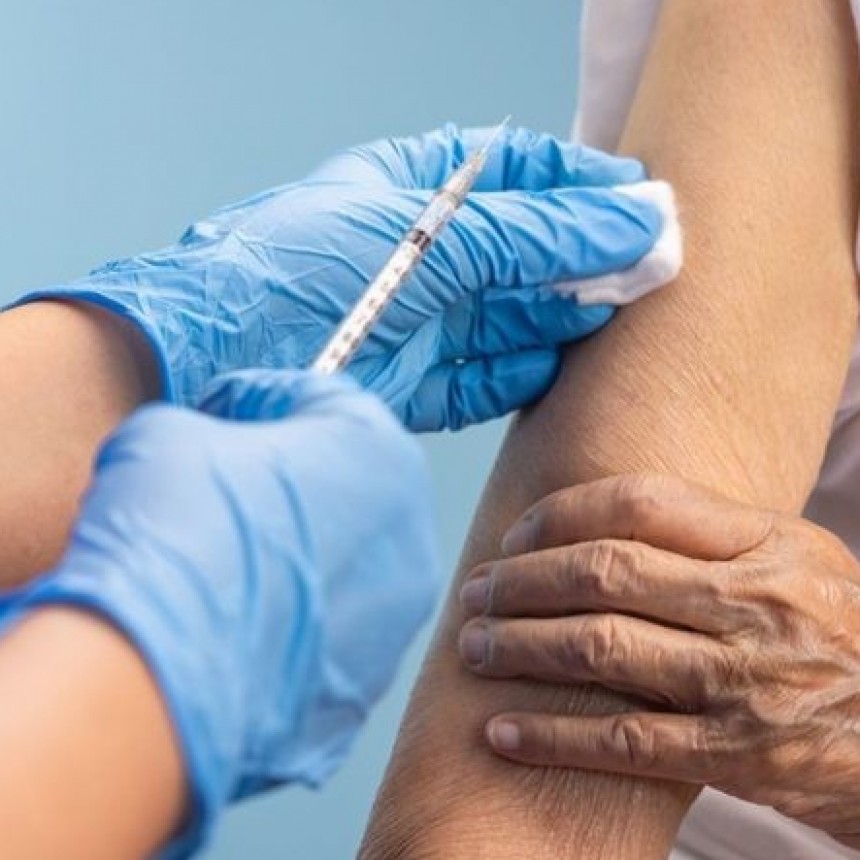 ¿QUÉ GRUPOS COMIENZAN A RECIBIR LA CUARTA APLICACIÓN DE VACUNAS CONTRA EL CORONAVIRUS?