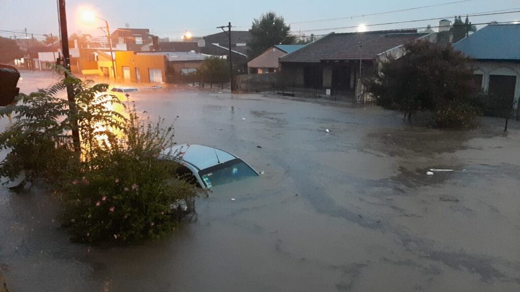 BRUTAL TEMPORAL EN BAHÍA BLANCA: CALLES INUNDADAS, ACTIVIDADES SUSPENDIDAS Y DECENAS DE FAMILIAS EVACUADAS