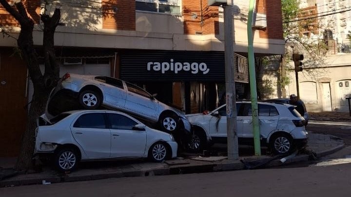 BAHÍA BLANCA, EL DÍA DESPUÉS DEL DESASTRE: DESOLACIÓN, BARRO Y AUTOS AMONTONADOS