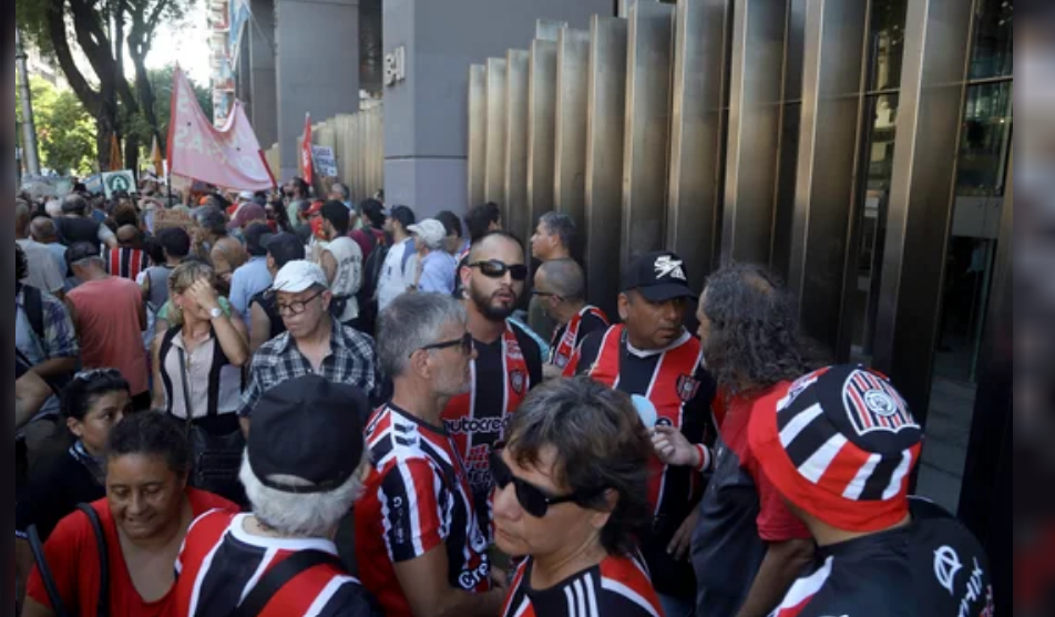 MARCHA DE LOS JUBILADOS: LOS HINCHAS DE QUÉ CLUBES ACOMPAÑAN A LOS ADULTOS MAYORES EN EL CONGRESO