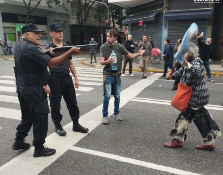 SALVAJE REPRESIÓN A JUBILADOS, HERIDOS Y DETENIDOS