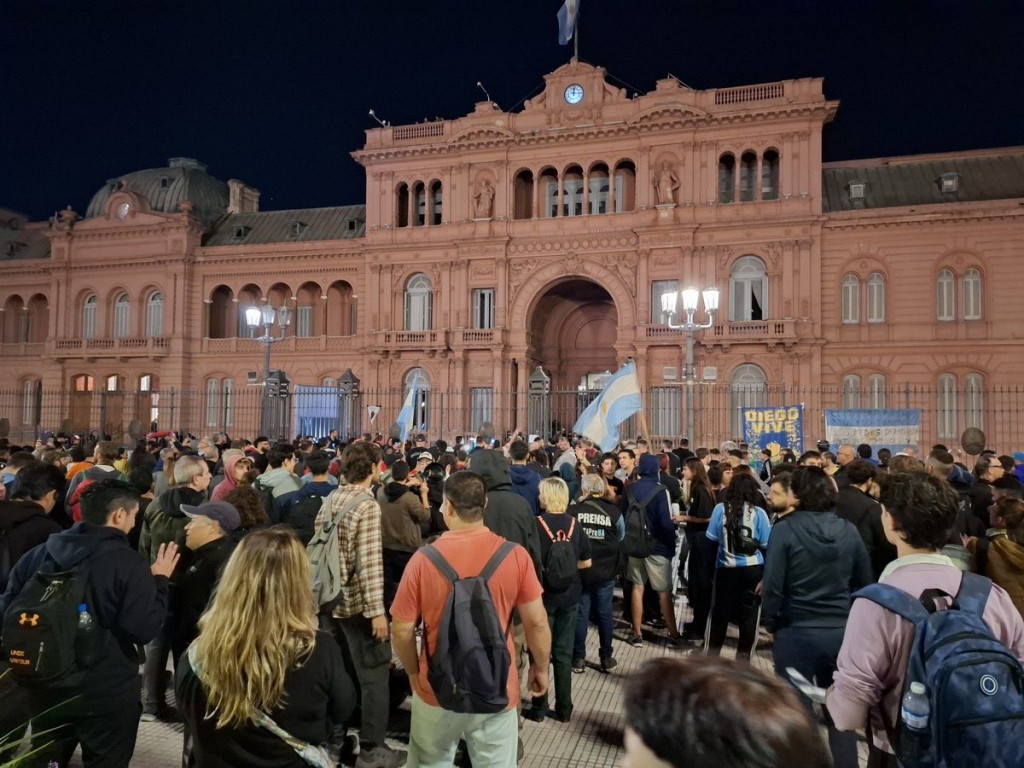 TRAS EL CACEROLAZO, CIENTOS DE PERSONAS MARCHARON A PLAZA DE MAYO