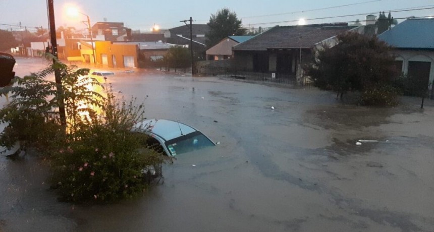 BRUTAL TEMPORAL EN BAHÍA BLANCA: CALLES INUNDADAS, ACTIVIDADES SUSPENDIDAS Y DECENAS DE FAMILIAS EVACUADAS