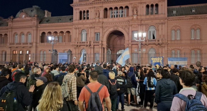 TRAS EL CACEROLAZO, CIENTOS DE PERSONAS MARCHARON A PLAZA DE MAYO