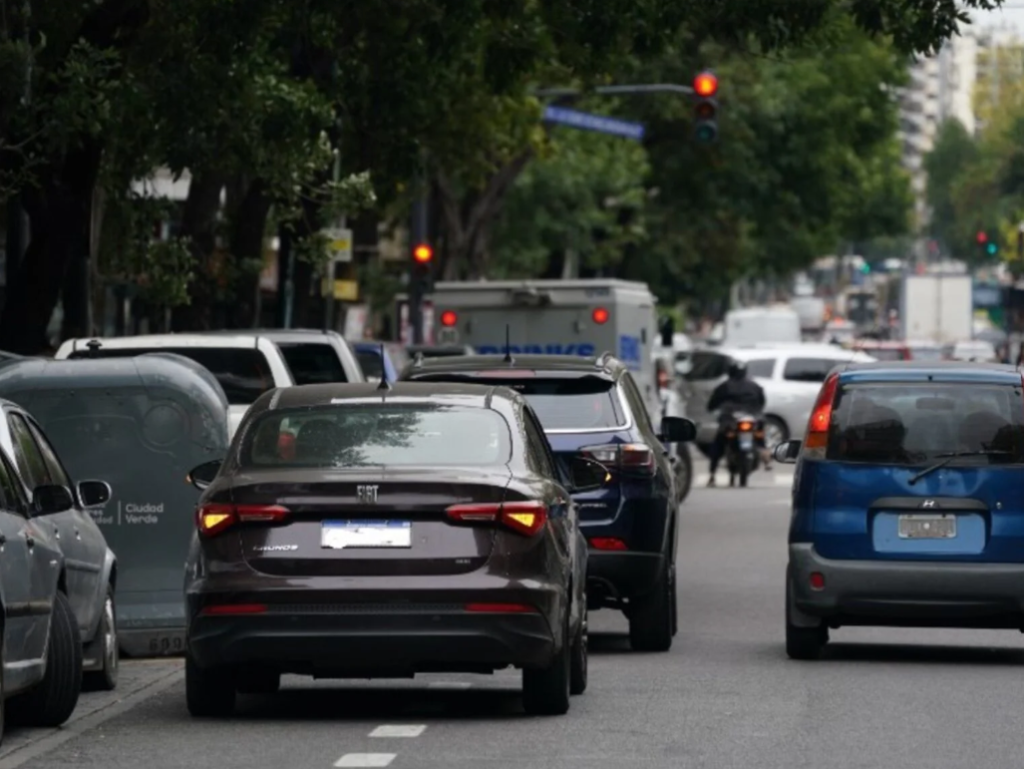 LA MAYOR&Iacute;A JUSTIFICA EL ESTACIONAMIENTO EN DOBLE FILA EN LAS ESCUELAS