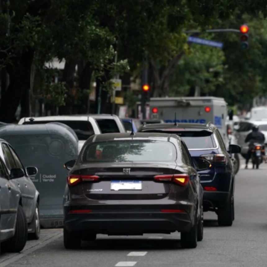 LA MAYOR&Iacute;A JUSTIFICA EL ESTACIONAMIENTO EN DOBLE FILA EN LAS ESCUELAS