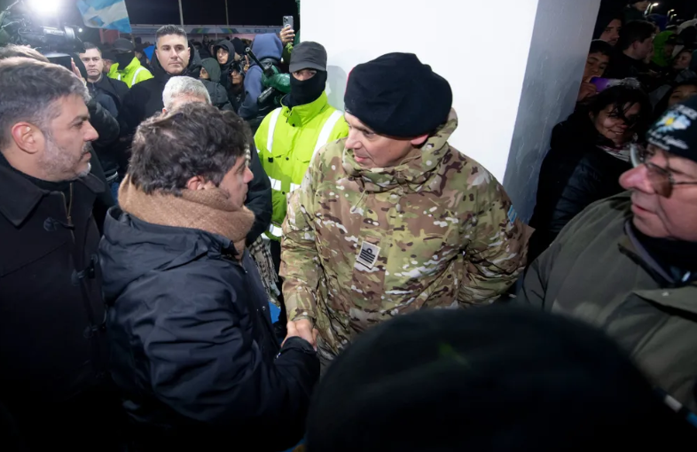 KICILLOF LIDER&Oacute; LA VIGILIA POR MALVINAS EN TIERRA DEL FUEGO: "LA PATRIA NO SE VENDE"
