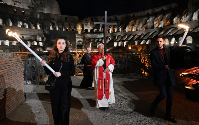 LE&Oacute;N XIV CARG&Oacute; LA CRUZ EN SU PRIMER VIERNES SANTO COMO PAPA