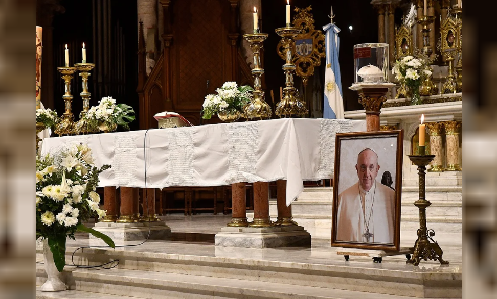 A UN A&Ntilde;O DE LA MUERTE DEL PAPA FRANCISCO: LAS MISAS Y HOMENAJES QUE SE REALIZAR&Aacute;N