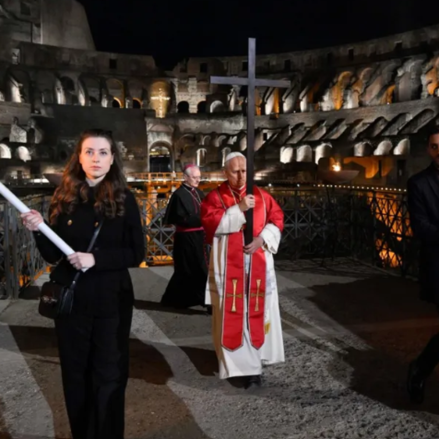 LE&Oacute;N XIV CARG&Oacute; LA CRUZ EN SU PRIMER VIERNES SANTO COMO PAPA