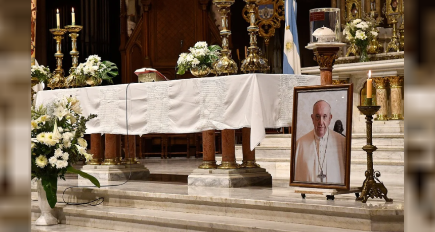 A UN A&Ntilde;O DE LA MUERTE DEL PAPA FRANCISCO: LAS MISAS Y HOMENAJES QUE SE REALIZAR&Aacute;N