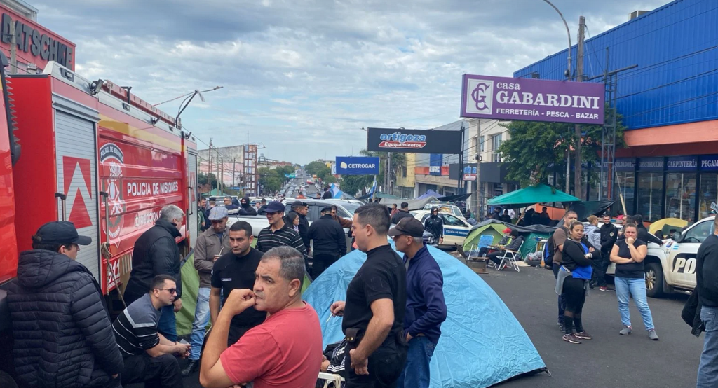 CONTINÚA EL ACAMPE POLICIAL EN LA AVENIDA URUGUAY DE POSADAS