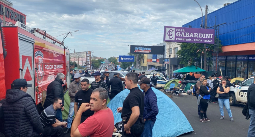 CONTINÚA EL ACAMPE POLICIAL EN LA AVENIDA URUGUAY DE POSADAS