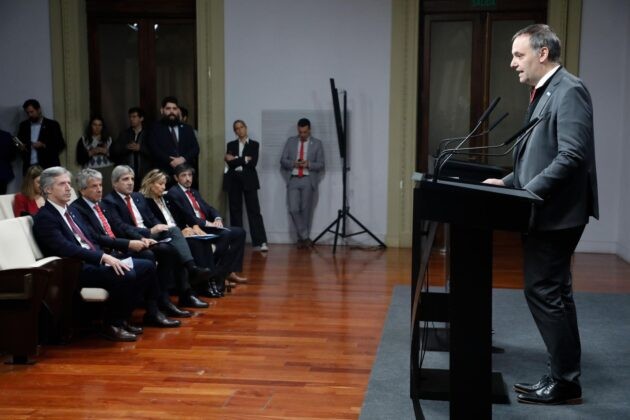   EL GOBIERNO ANUNCIÓ UN PLAN PEQUEÑO PARA BLANQUEAR DÓLARES