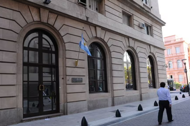 MILEI AUMENTA EL GASTO EN LA SIDE Y LE SACA DINERO AL HOSPITAL GARRAHAN