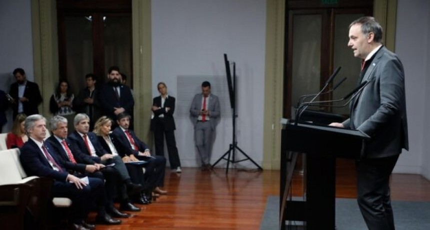   EL GOBIERNO ANUNCIÓ UN PLAN PEQUEÑO PARA BLANQUEAR DÓLARES