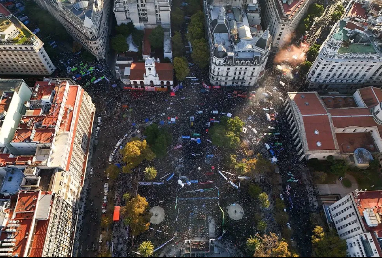 MULTITUDINARIA MARCHA UNIVERSITARIA: PIDIERON EL CUMPLIMIENTO DE LA LEY DE FINANCIAMIENTO