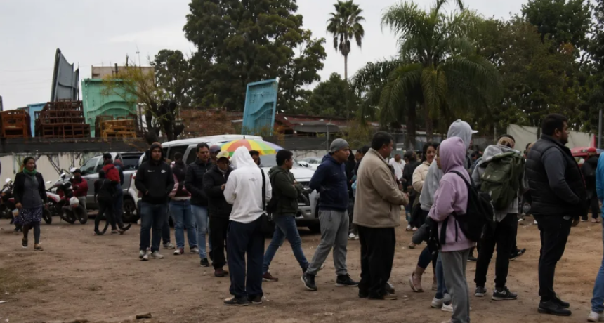 MORENO: VARIAS CUADRAS DE COLA POR 60 PUESTOS DE TRABAJO EN UN FRIGOR&Iacute;FICO