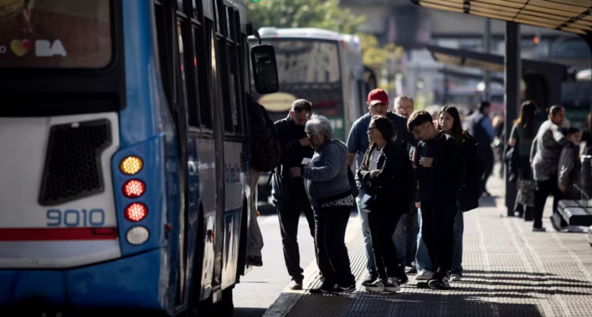 GOLPE AL BOLSILLO DESDE JUNIO: SE DISPARAN LAS TARIFAS DE TRANSPORTE Y PEAJES