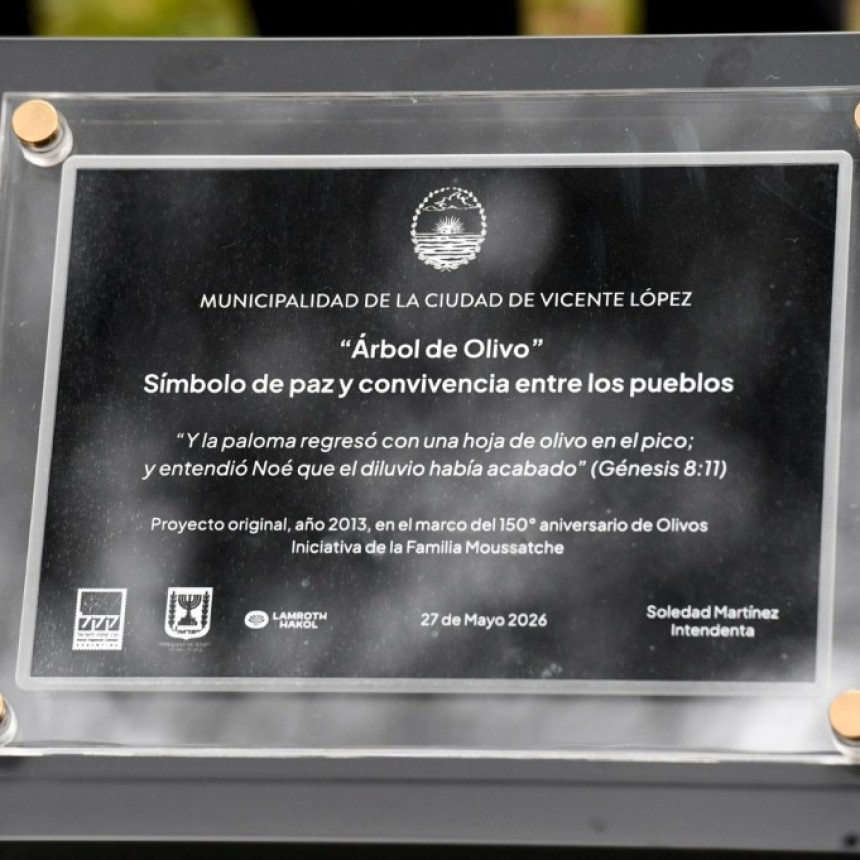 VICENTE L&Oacute;PEZ PLANT&Oacute; UN NUEVO OLIVO EN LA PLAZA VICENTE L&Oacute;PEZ Y PLANES COMO S&Iacute;MBOLO DE PAZ