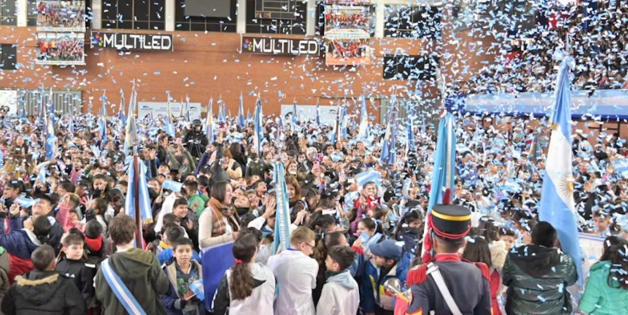 MÁS DE 4.600 ESTUDIANTES DE SAN MARTÍN PROMETIERON LEALTAD A LA BANDERA ARGENTINA