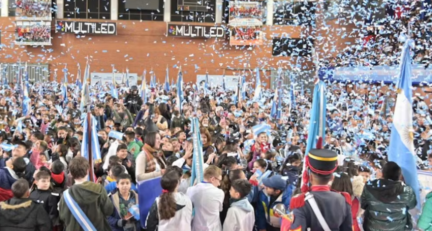 MÁS DE 4.600 ESTUDIANTES DE SAN MARTÍN PROMETIERON LEALTAD A LA BANDERA ARGENTINA