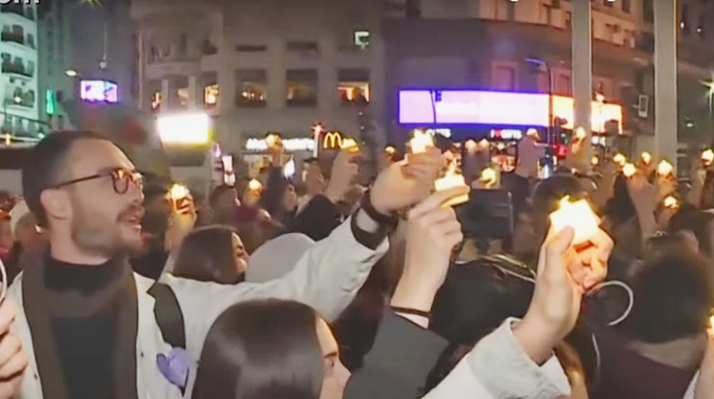 CRISIS EN EL GARRAHAN: MULTITUDINARIA CONCENTRACIÓN EN EL OBELISCO CON VELAS Y CORAZONES VIOLETAS
