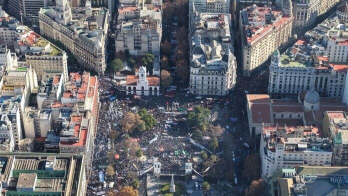 CRISTINA KIRCHNER MOSTRÓ FUERZA POLÍTICA EN LA PLAZA Y LANZÓ UNA ADVERTENCIA: “VAMOS A VOLVER”