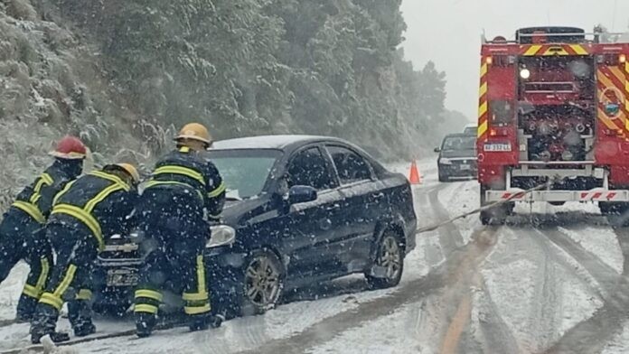 FRÍO EN BUENOS AIRES: TRÁNSITO CON MAYORES RECAUDOS POR PRESENCIA DE NIEVE Y HIELO EN LAS RUTAS