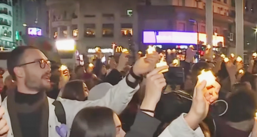 CRISIS EN EL GARRAHAN: MULTITUDINARIA CONCENTRACIÓN EN EL OBELISCO CON VELAS Y CORAZONES VIOLETAS