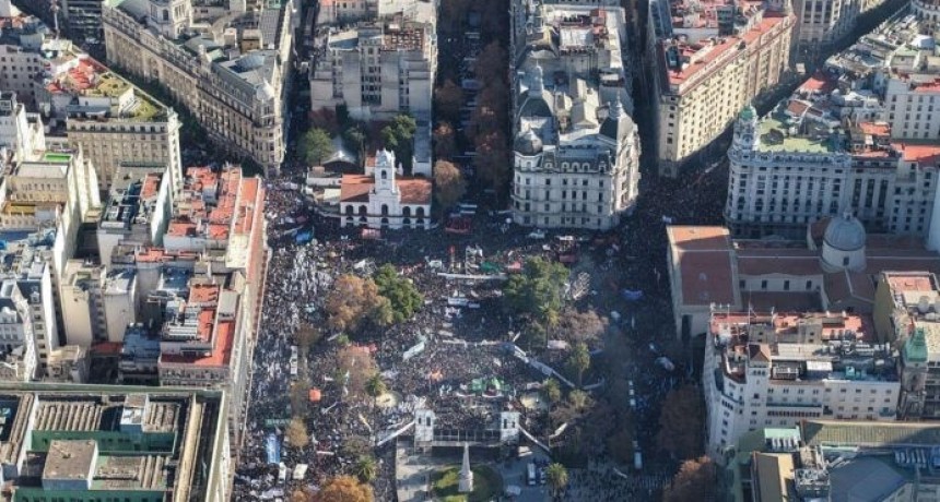 CRISTINA KIRCHNER MOSTRÓ FUERZA POLÍTICA EN LA PLAZA Y LANZÓ UNA ADVERTENCIA: “VAMOS A VOLVER”