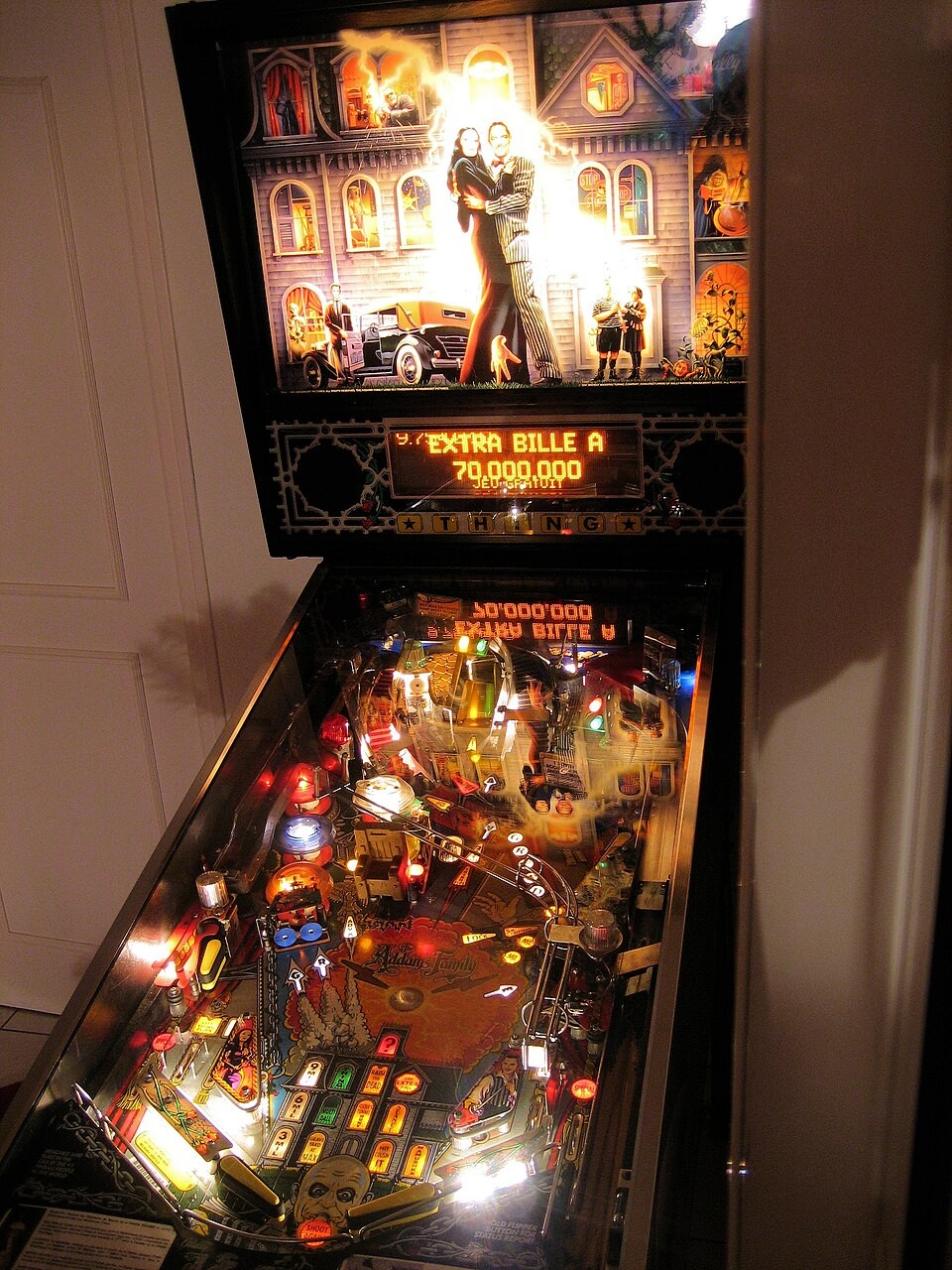 ADORNI GAST&Oacute; 8.000 D&Oacute;LARES EN UN PINBALL DE LOS LOCOS ADDAMS PARA SU CASA COUNTRY