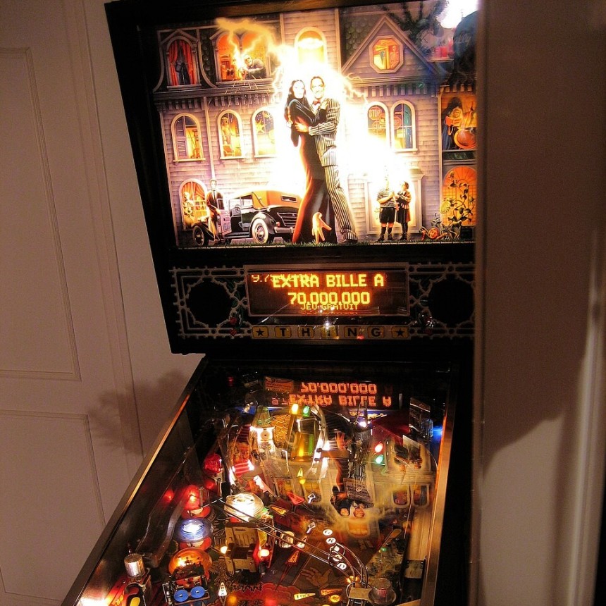 ADORNI GAST&Oacute; 8.000 D&Oacute;LARES EN UN PINBALL DE LOS LOCOS ADDAMS PARA SU CASA COUNTRY