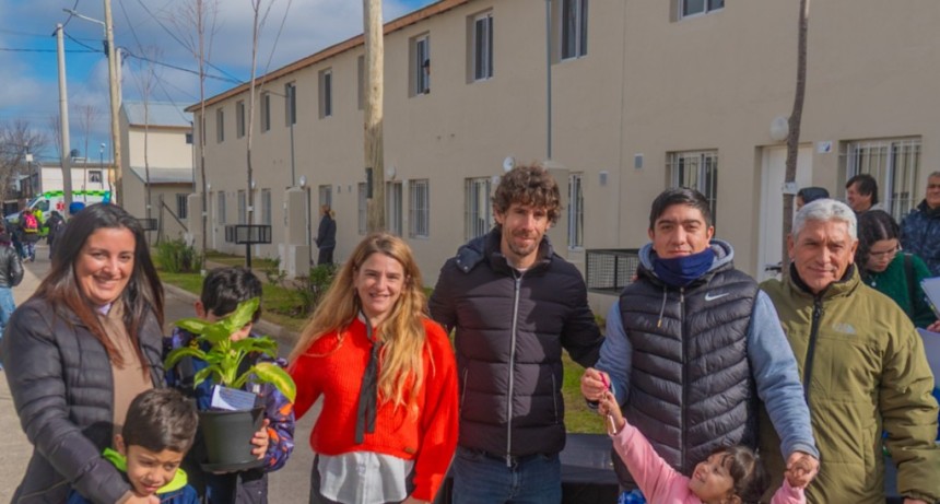 JUAN ANDREOTTI ENTREG&Oacute; OTRAS 21 VIVIENDAS PARA FAMILIAS NUMEROSAS DE SAN FERNANDO