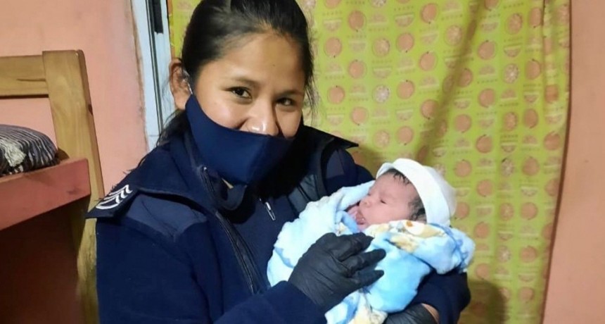 POLICÍAS ASISTIERON A UNA MUJER QUE DIO A LUZ UNA BEBA EN EL BAÑO DE SU CASA EN MAR DEL PLATA