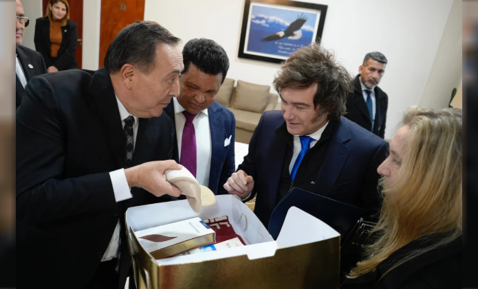 EL DELIRANTE MILAGRO DEL PASTOR AMIGO DE MILEI: DICE QUE 100 MIL PESOS SE LE TRANSFORMARON EN 100 MIL DÓLARES
