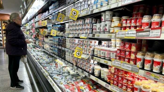  SEGÚN VARIAS CONSULTORAS, LA SUBA DEL DÓLAR EMPEZÓ A IMPACTAR EN LOS PRECIOS