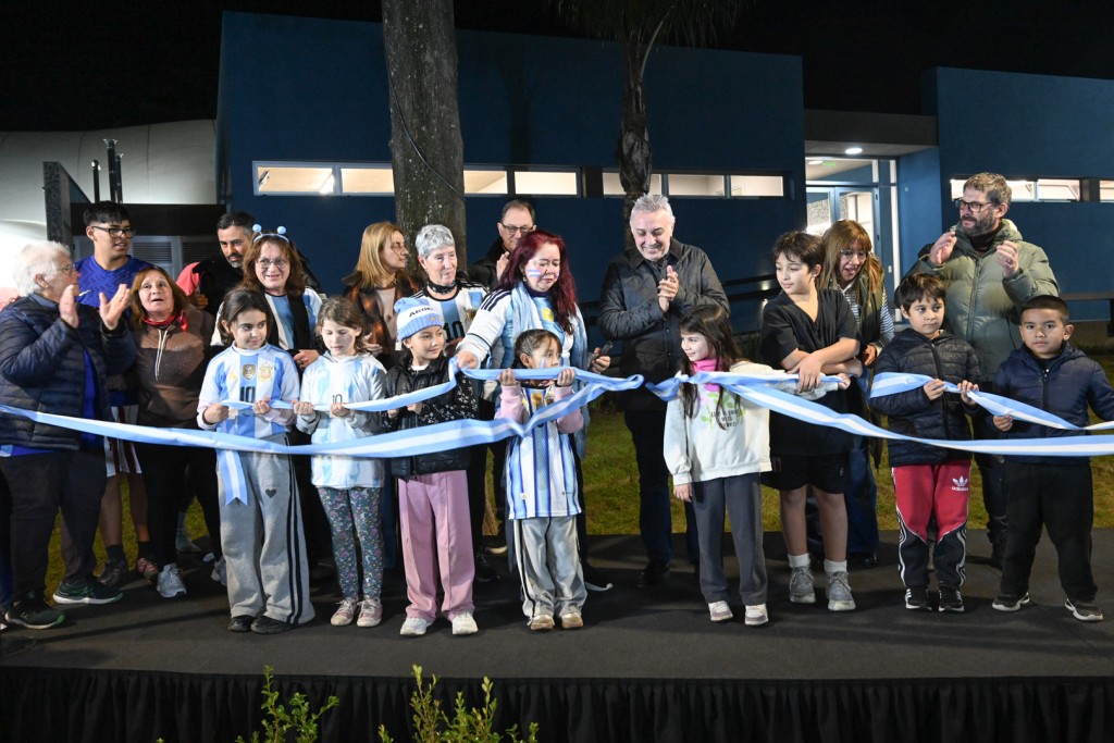 EN EL TALAR, JULIO ZAMORA INAUGUR&Oacute; LOS NUEVOS VESTUARIOS DEL NATATORIO DEL POLIDEPORTIVO DELFO CABRERA