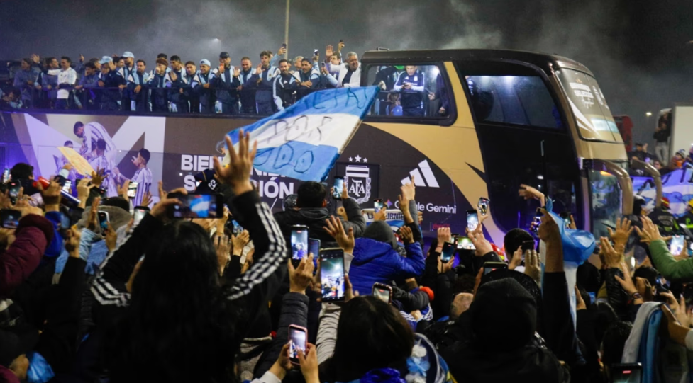 LA SELECCI&Oacute;N VOLVI&Oacute; DEL MUNDIAL: MULTITUD EN EZEIZA, MICRO DESCAPOTABLE Y UN EMOTIVO RECIBIMIENTO