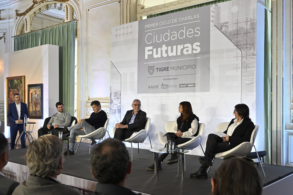 EN TIGRE, JULIO ZAMORA ENCABEZÓ LA APERTURA DEL CICLO DE CHARLAS CIUDADES FUTURAS