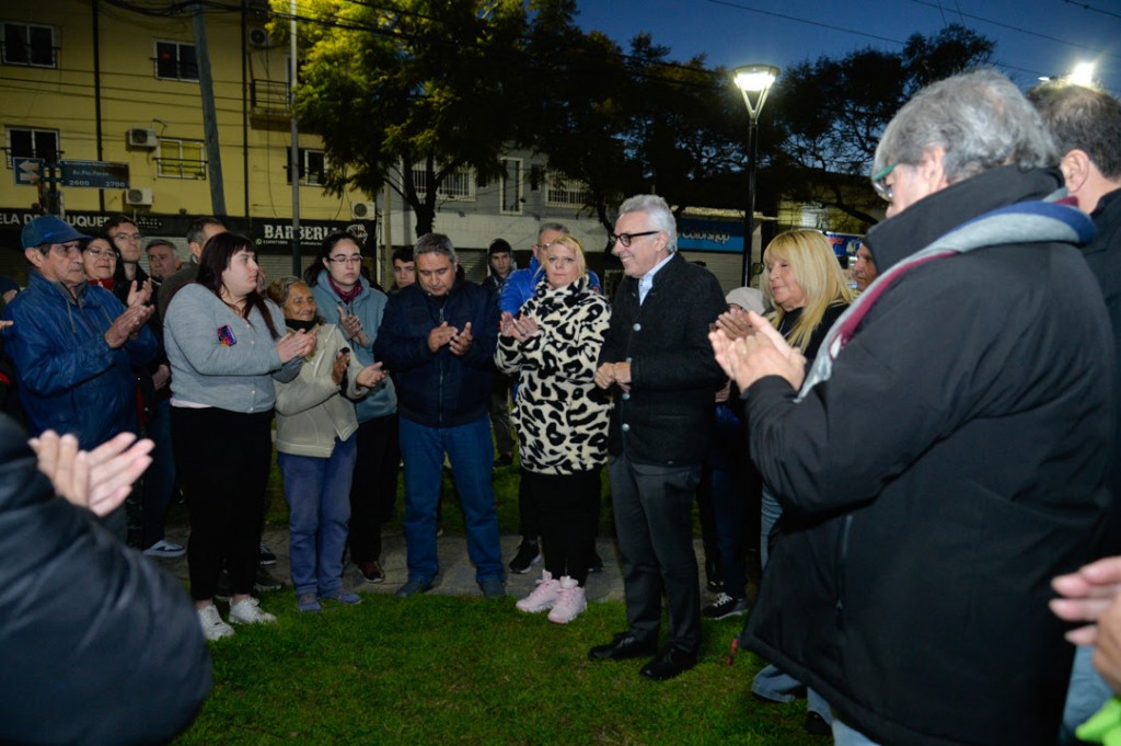 EN MALVINAS ARGENTINAS, EL CANDIDATO A SENADOR JULIO ZAMORA DIALOGÓ CON VECINOS Y COMERCIANTES SOBRE EL FUTURO DE LA PROVINCIA